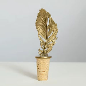 Bouchon de bouteille en laiton au design moderne pour bouteilles de vin, parfait pour les outils de cuisine uniques et les accessoires de salle à manger élégants - Product Image 1