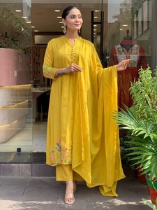 Ensemble de costume Anarkali rouge pour femmes avec dupatta, robe ethnique élégante pour les fêtes, collection festive et de mariage - Product Image 4