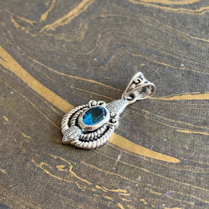 Colgante de Topacio Azul Hecho a Mano con Engaste de Bisel de Corte Esmeralda, Bañado en Rodio, Oro Rosa con Patrón de Números en Platino - Product Image 1