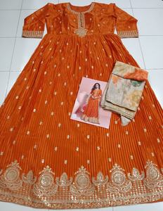 Traje de Mujer con Tela de Viscosa Chi-non, Bordado Completo Pesado con Dhaga, Zari y Lentejuelas, con Estampado Digital - Product Image 6