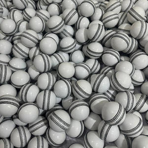 Balle de cricket blanche en cuir de qualité supérieure, pour entraînement et matchs officiels, avec marquage personnalisé. - Product Image 6