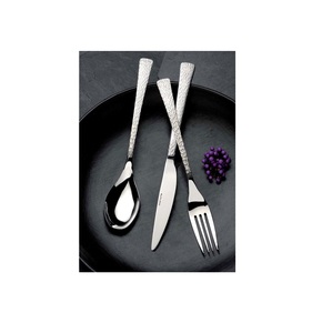 Ensemble de couverts en métal au design tendance et fabriqué avec un savoir-faire élégant pour une utilisation dans les restaurants à domicile et les installations hôtelières - Product Image 1