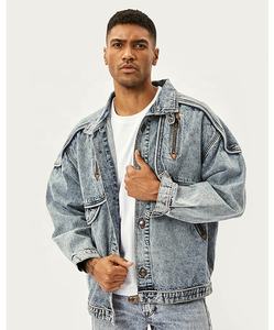 แจ็คเก็ตยีนส์สีอ่อนทันสมัยพร้อมปกสูง กระดุมด้านหน้า กระเป๋าแบบมีฝาปิดและซิป - เสื้อคลุมสำหรับฤดูหนาวด้วยเทคนิคการย้อมสีแบบเรียบ - Product Image 5