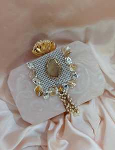 Embrague de mano con abalorio de mariposa Vintage chapado en oro de perla de imitación de resina en forma de D, embrague completo de diseñador para boda de mujer - Product Image 3