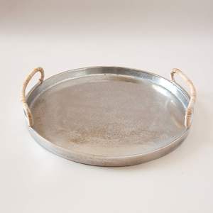 Plateau de service artisanal en fonte d'aluminium avec finition argentée pour un ajout décoratif intemporel à votre maison ou à votre buffet - Product Image 4