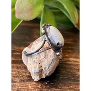 Anillo de Campeonato Navajo Hecho a Mano con Bisutería de Búfalo Blanco y Baño de Oro Rosa, Talla 7.75, Joyería de Plata Esterlina - Product Image 3