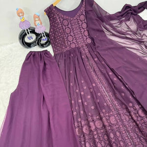 Costume palazzo haut de gamme coupe fantaisie de style bollywood très exigeant en tissu georgette fuax couleur vin avec travail de séquences de chaîne - Product Image 1