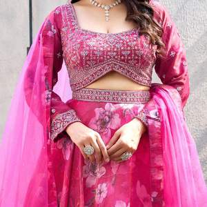 Lehenga imprimé rose vif de qualité supérieure avec chemisier lourd & Dupatta Zari & Sequence Work Indian Wedding Glam from Bulk Supply - Product Image 2
