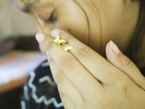 Pendientes minimalistas de plata de ley con tachuelas de mariposa con zirconia cúbica, pendientes delicados para mujer - Product Image 6