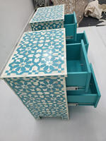 Grands meubles de rangement latéraux de style ange en résine vert sauge avec incrustations de nacre pour appartement de luxe, cuisine moderne et salon