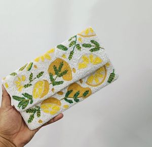 Petit porte-monnaie coloré perlé de graine fait à la main avec la décoration de broderie - Product Image 5