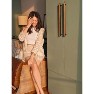 Conjunto de Salón para Mujer en Beige Suave, Mangas Largas, 100% Algodón Tejido, Pantalones Cortos - Product Image 4