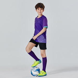 Uniforme de Fútbol Personalizado, Fabricante OEM, Conjunto de Camiseta y Pantalones Cortos de Alta Calidad, Tejido Transpirable, Ligero y de Secado Rápido, Personalizado para Clubes - Product Image 4