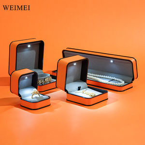 WEIMEI elegante PU cuero joyería pulsera colgante caja de regalo con luz LED para exhibición de joyería boda Día de San Valentín - Product Image 1
