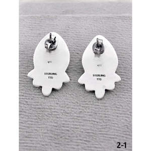 Pendientes de Plata de Ley con Turquesa Negra Estilo Suroeste y Diseño Floral Engastado en Bisel - Product Image 5