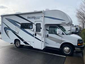 Camping-car familial Thor Motor Chateau 2023-2024, acier et aluminium, 4-6 passagers, norme EURO 5, fabriqué à Dubaï, personnalisable en version OE. - Product Image 2