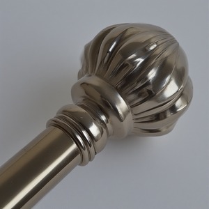 Poteau de rideau simple Aura Vintage fabriqué avec des embouts détaillés reflétant la beauté artistique et la durabilité pour l'élégance - Product Image 3