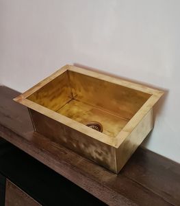 Évier en laiton au design minimaliste pour un style de salle de bain contemporain, offrant la simplicité avec une élégance métallique - Product Image 5