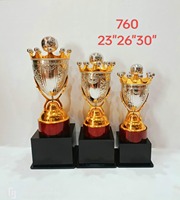 Trophée sportif en métal pour le football, le cricket, le basketball, les événements scolaires et les compétitions.