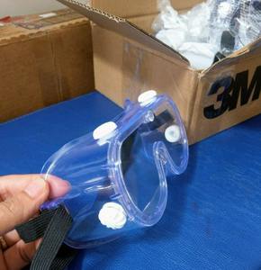 3M 334 Gafas protectoras resistentes a productos químicos Marco de policarbonato Orificios de ventilación sellados Correa ajustable-Uso en interiores/exteriores - Product Image 3