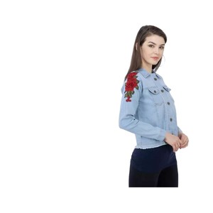 Veste en jean délavée tendance pour femmes, col rabattu, boutons recouverts, manches longues, pour le printemps et l'automne - Product Image 4