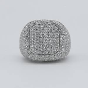 Eleva tu estilo con nuestro anillo de hip hop para hombre, hecho a mano con oro blanco de 14 quilates y diamantes. - Product Image 1