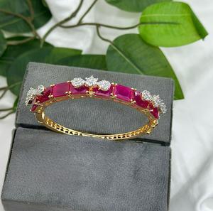 Brazalete Abrible de Alta Calidad con Acabado Dorado y Circonitas Cúbicas para Bodas, Compromisos y Fiestas para Mujer - Product Image 1