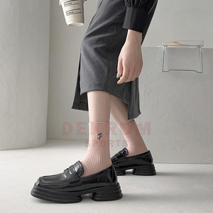 Chaussettes de course à pied de sport avec logo personnalisé en coton à la mode Prix de gros Chaussettes brodées de haute qualité - Product Image 2
