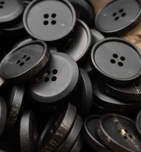 Boutons en corne noire naturelle de haute qualité à 4 trous pour veste et costume, vente en gros, fabrication sur mesure - Product Image 6