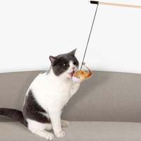 Tongkat pancing mainan, tongkat memancing pegangan kayu alami untuk kucing dengan ikan dan umpan bel interaktif