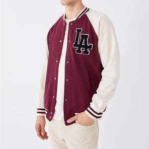 Blouson universitaire brodé pour homme, le plus vendu, style streetwear, manches longues, col montant, personnalisable avec votre propre design sur le devant - Product Image 3