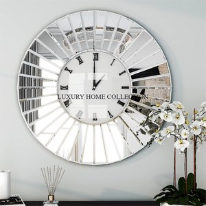 Relojes de pared de metal decorativos grandes de estilo antiguo con números romanos ornamentados ideales para interiores elegantes y clásicos - Product Image 6