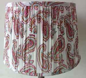 Pantalla de lámpara de diseño Ikat plisada suave de primera calidad en tela de lino disponible en varios colores para proyectos de iluminación de restaurantes de hoteles - Product Image 3