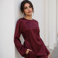 Vente en gros de vêtements modestes Loriya, ensemble abaya élégant en satin deux pièces pour femmes avec tunique asymétrique et pantalon large à poches