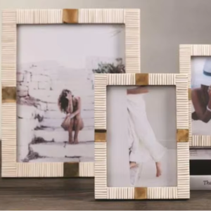 Elegante marco de fotos de resina personalizado, pulido a mano con chipset pegado, disponible en los colores y tamaños deseados - Product Image 1