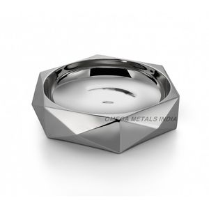 Bol au design géométrique en métal argenté de qualité supérieure Finition à facettes élégante Accent décoratif moderne pour table à manger et décoration intérieure - Product Image 1