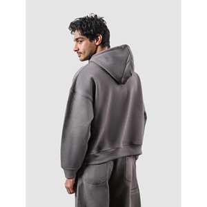 Camiseta Utilitaria para Hombre en Gris Granito, Corte Holgado con Diseño de Bolsillo, Hecha de Tela de Felpa Francesa 100% Algodón - Product Image 2