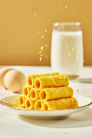 Collation de rouleaux d'oeufs instantanés croustillants sucrés à haute teneur en protéines repas préparé sain dans une boîte en vrac pour une recette de biscuits en gros