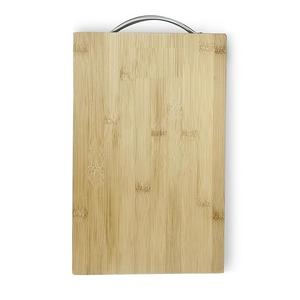 Planche à découper en bois écologique personnalisable avec design en bois et élégant, idéale pour les pratiques de cuisine durables - Product Image 1