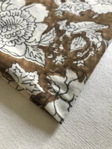 Tissu en coton imprimé à la main, motif floral classique indien Mughal en contour, en brun et ivoire - Product Image 4