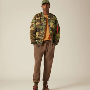 Chaquetas de bombardero de satén de invierno acolchadas personalizadas para hombres Ropa de abrigo de béisbol con cuello levantado ajustada con bolsillos Diseño de lona con capucha - Product Image 4