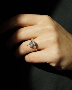 Anillo de Diamantes Cultivados en Laboratorio con Corte Pera de 2.20 CTW, Oro Amarillo de 14K, VS1, Anillo de Compromiso de Tres Piedras, Joyería Fina para Novia - Product Image 2