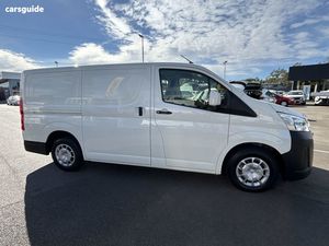 Hi-ace LWB 2024 Usada Blanca con Bajo Kilometraje - Product Image 1