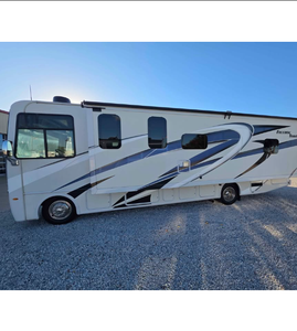 Autocaravana Thormotor Coach Freedom Traveler A30 Clase A Blanca con Gráficos Azules para Campamento al Aire Libre - Product Image 3