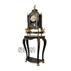 Reloj de Pedestal de Madera Artesanal de Lujo con Detalles Clásicos de Latón y Elegante Diseño Decorativo Europeo - Product Image 4
