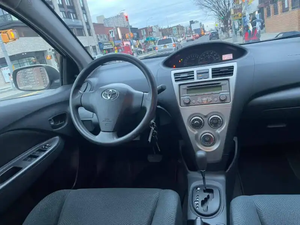 Voiture d'occasion de qualité à prix abordable, Toyota Yaris 2012, conduite à gauche - Product Image 2