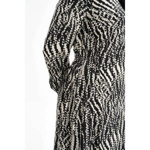 Vestido Corto Casual Negro con Patrón Bordado, Cierre de Cremallera y Detalles Calados - Product Image 4