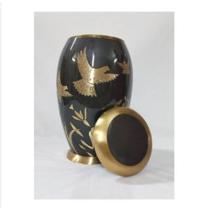 Urna de latón pulido para cenizas de mascotas con patrón floral, opción de grabado personalizado y diseño duradero - Product Image 4