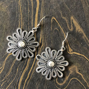 Boucles d'oreilles pendantes vintage en argent avec diamants taille princesse sertis clos en or rose, 11,5 grammes, motif floral inspiré de la goutte d'eau - Product Image 1