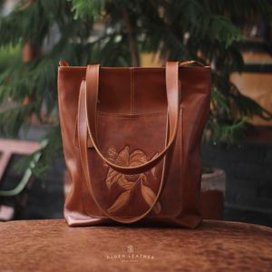Bolso de mano de cuero genuino tallado a mano Bolso de hombro y Asa superior artesanal con diseño floral Día espacioso y duradero - Product Image 2